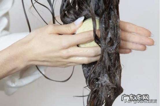 外国小哥从来不用洗发水 外国小伙不用洗发水洗头