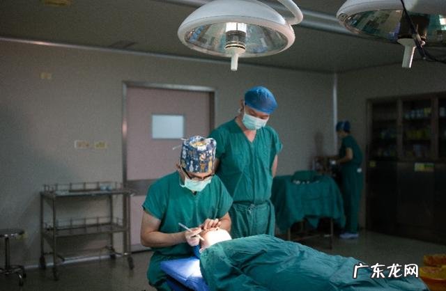 割双眼皮要注意点什么 女性割双眼皮应该注意什么