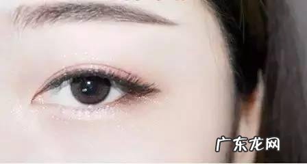 刚做完的双眼皮好肿 刚做的双眼皮晚上比较肿胀