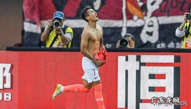 韦世豪脱衣庆祝晒肌肉，有球迷说：没纹身的话打满分，你怎么看？