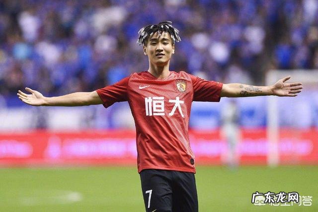 韦世豪脱衣庆祝晒肌肉，有球迷说：没纹身的话打满分，你怎么看？