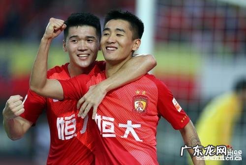 韦世豪脱衣庆祝晒肌肉,有球迷说:没纹身的话打满分,你怎么看?