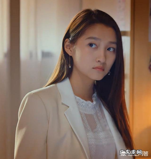 如何评价由关晓彤、金世佳、牛骏峰领主演的电视剧《二十不惑》?