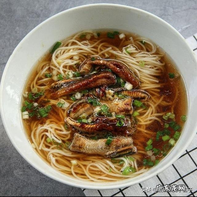 想在上海或嘉兴摆摊卖早点,需要交什么费用吗?