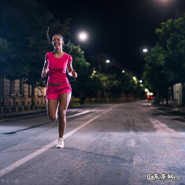 女子每天坚持夜跑4km,一年后,得到了什么你是否适合夜跑