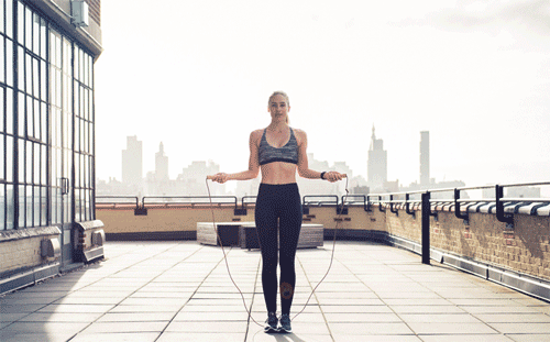 跳绳和游泳，应该先做哪一个运动？