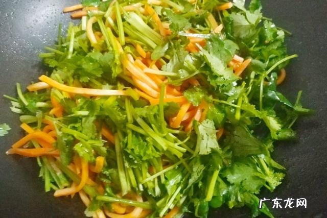 红萝卜丝能不能和金针菇一起炒？怎么做好吃？
