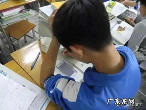 邓州一初中女生疑因无手机上网课服药自杀?你怎么看?