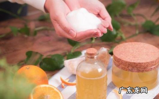 有些新闻明明有视频,为啥那些自媒体还要添油加醋再配一遍音?