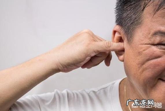 请问晚上睡觉耳朵痒感觉快到脑子里了是咋回事?