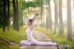 四十岁的女人应该去健身房还是瑜伽馆？