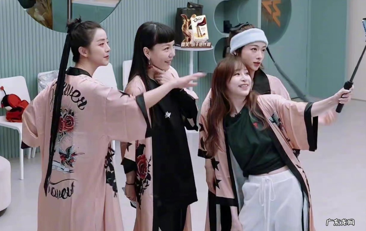 面对吃兔头邀请,王心凌连连后退,吴谨言霸气替吃,最后还是真香了