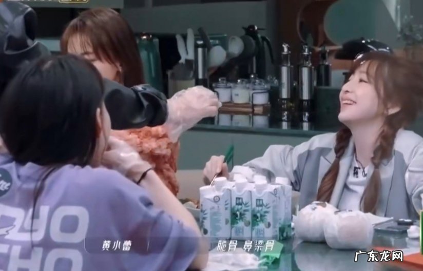 面对吃兔头邀请,王心凌连连后退,吴谨言霸气替吃,最后还是真香了