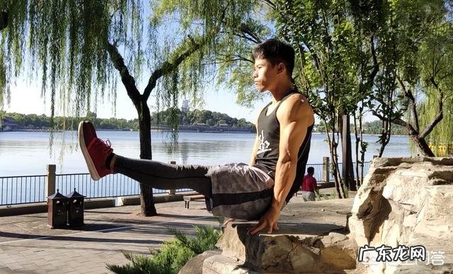 每天50个俯卧撑、仰卧起坐和深蹲,这样做的效果怎么样?