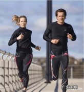 有的人跑步时为什么要在短裤里穿一条打底裤？有什么作用呢？