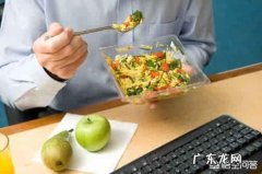 每天晚饭后都觉得很困很想睡觉，这是什么原因