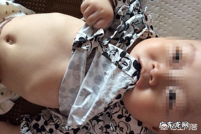 女儿1岁,有点肋骨外翻,怎么办?