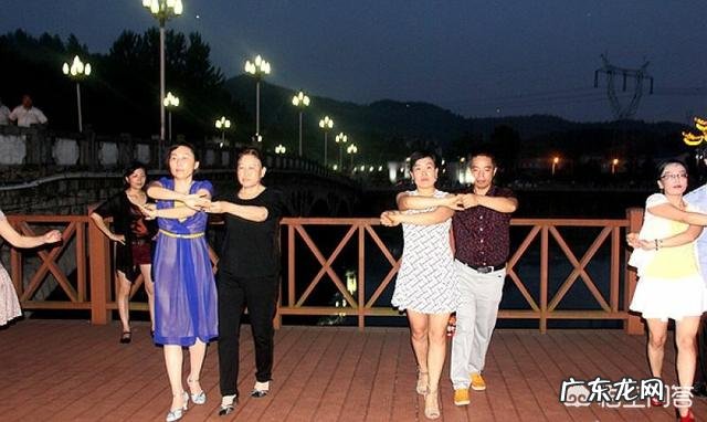 五十岁左右的男士经常找女士跳舞,合适吗?