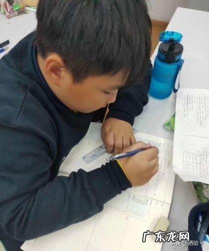 孩子小学3年ji,每天都拿手机玩,怎么办