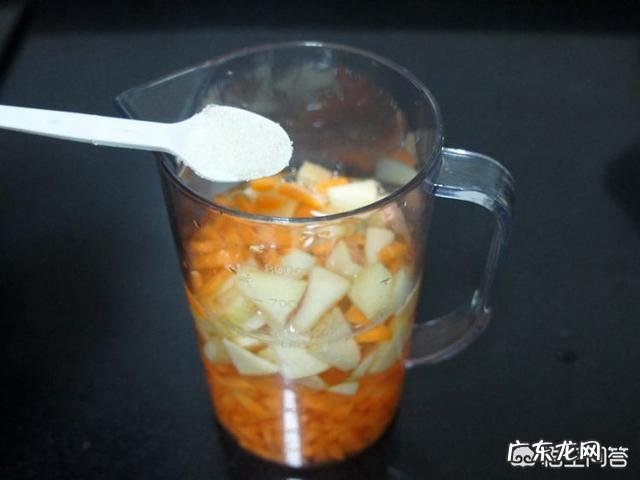 胡萝卜苹果汁怎么榨，胡萝卜、苹果与水的量放多少？ 苹果胡萝卜汁儿怎么榨