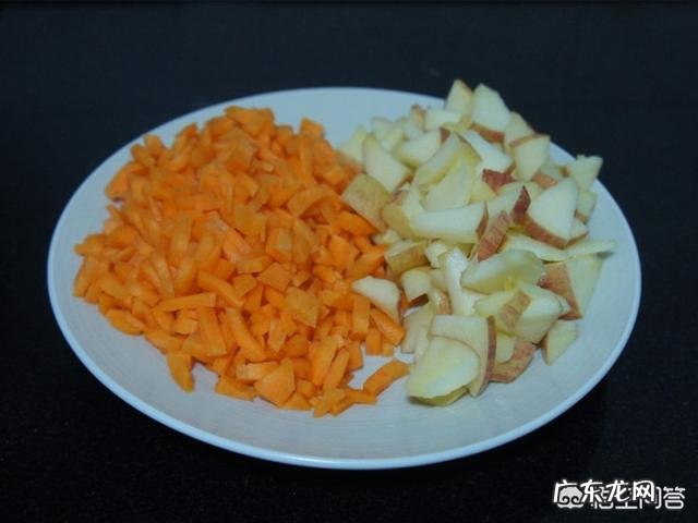 胡萝卜苹果汁怎么榨，胡萝卜、苹果与水的量放多少？ 苹果胡萝卜汁儿怎么榨