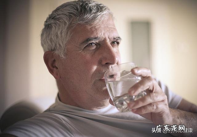 医生说早起做3件事,会让胃“烂如渔网”,是哪3件事?