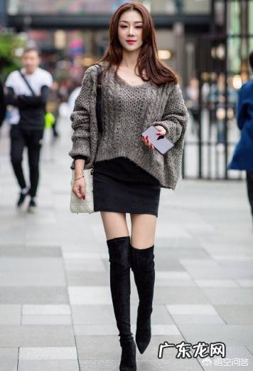 初冬时节,穿过膝盖的高筒靴,都怎么搭配裤袜的?