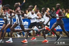 想买双跑鞋送朋友，要适合长跑的，有没有人给个推荐？