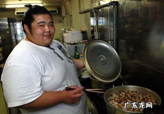 日本的相扑选手一个月能挣多少钱？