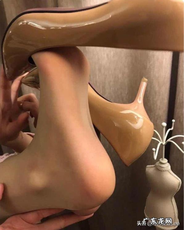 你们喜欢厚丝袜还是超薄的,为什么?