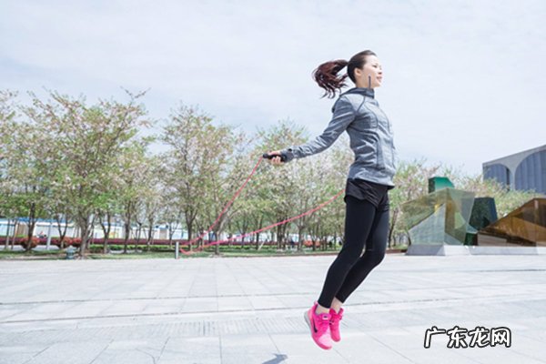 跳绳减肥要跳多少才有效.一周跳几次? 跳绳减肥每天跳多少个比较有效