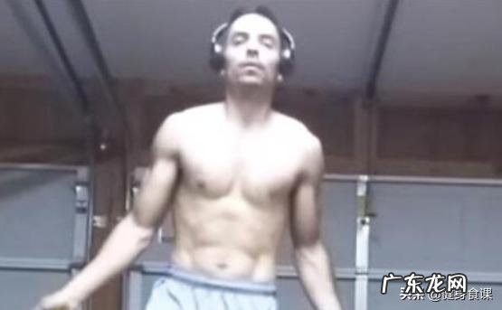 肌肉大叔每天跳绳30分钟,坚持90天后,体脂率能下降多少?