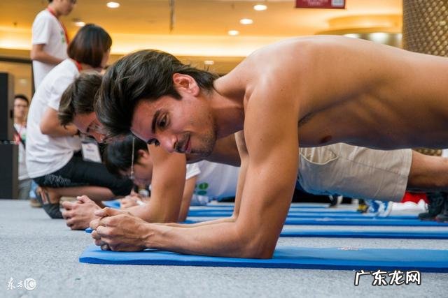 我患有腰椎间盘突出,而且身体很僵硬,请问我适合做什么运动? 腰椎间盘突出可以做什么运动锻炼