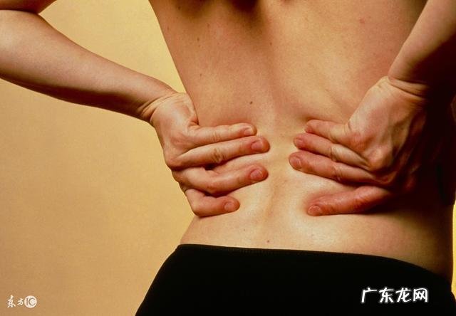 我患有腰椎间盘突出,而且身体很僵硬,请问我适合做什么运动? 腰椎间盘突出可以做什么运动锻炼