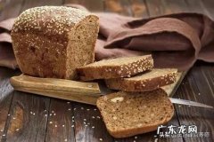 减肥期间晚餐吃一块全麦面包一个蛋白一杯火龙果汁多吗？ 晚上吃火龙果减肥吗