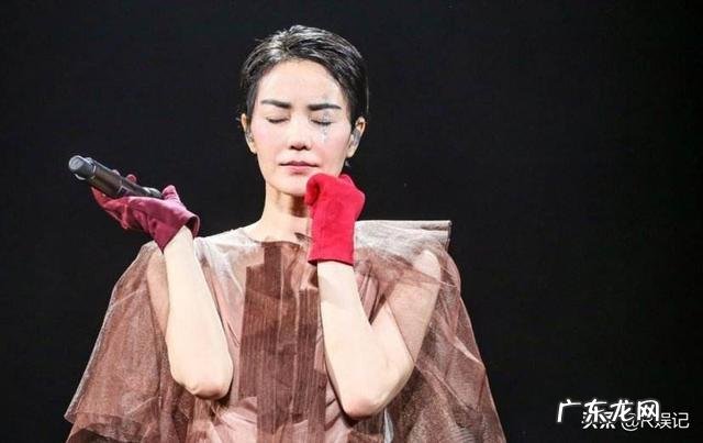 为什么王菲都五十岁了,看起来还跟二三十的年龄差不多?