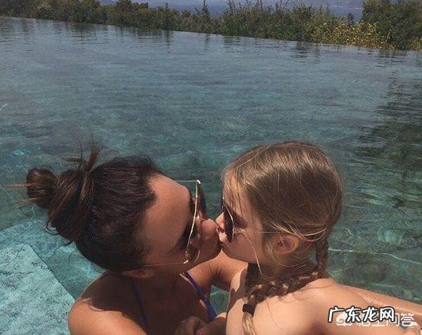 维多利亚·贝克汉姆为什么不爱笑?