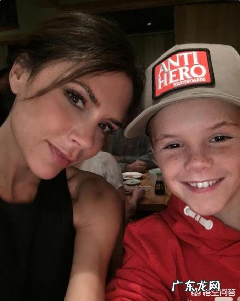 维多利亚·贝克汉姆为什么不爱笑?