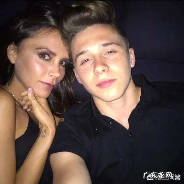 维多利亚·贝克汉姆为什么不爱笑？