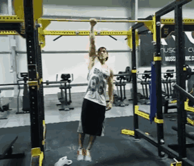 单手俯卧撑和单身引体向上哪个更难?