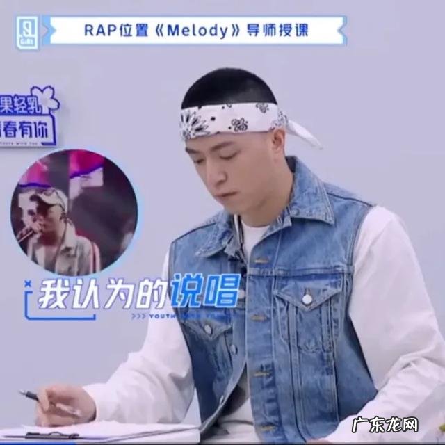 请问“淡黄的长裙子,蓬松的头发”是个什么梗?