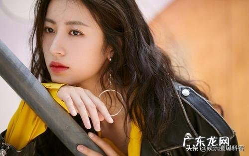 钟楚曦跟周雨彤咋捆绑营销了,两人是塑料姐妹吗?