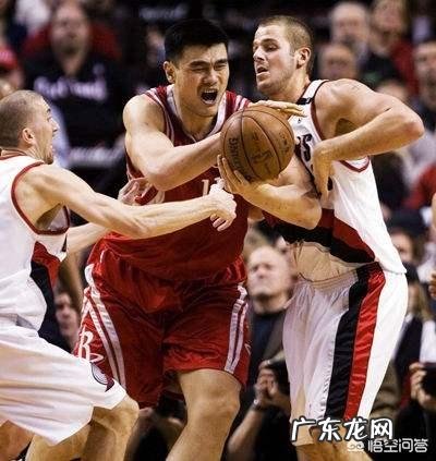 打球时,面对一个身高和体重全面压制你的人,怎么有效的防守?