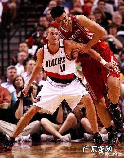 打球时,面对一个身高和体重全面压制你的人,怎么有效的防守?