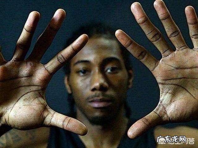 伦纳德手掌到底有多大，他的手掌大小在NBA能排diyi吗