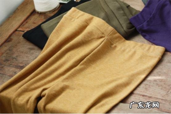 冬天女生穿打底裤,肉色和黑色哪一种更百搭?