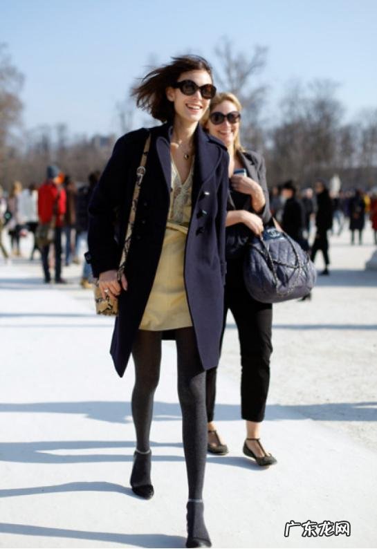 冬天女生穿打底裤,肉色和黑色哪一种更百搭?