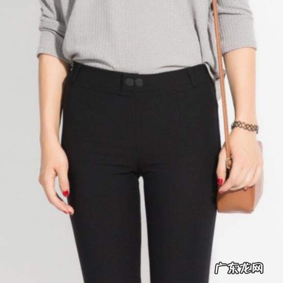 冬天女生穿打底裤,肉色和黑色哪一种更百搭?