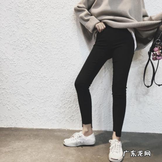 冬天女生穿打底裤,肉色和黑色哪一种更百搭?