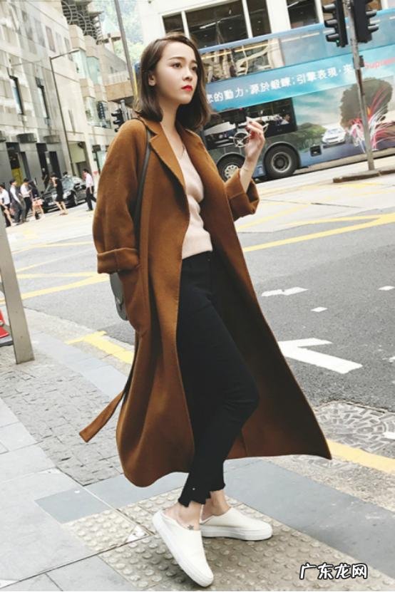 冬天女生穿打底裤,肉色和黑色哪一种更百搭?